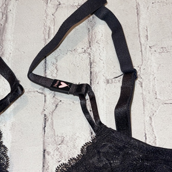 NWT- VICTORIA’S SECRET LACE/MESH PLUNGE FRONT BRA.  SZ 34DD. Black. - Picture 2 of 10